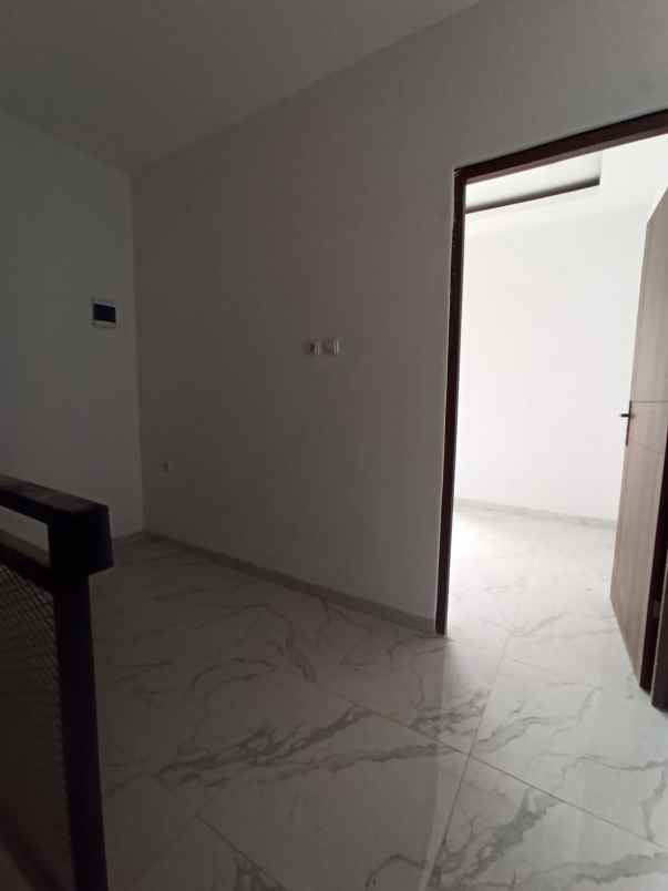 dijual rumah jln layur jatinegara kaum