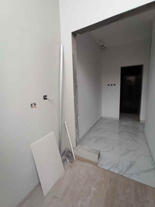 dijual rumah jln layur jatinegara kaum