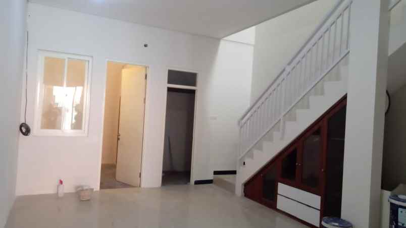 dijual rumah karang empat timur