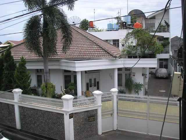 dijual rumah keluarga besar usaha kost 15 pintu