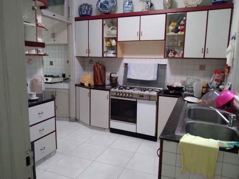 dijual rumah keluarga besar usaha kost 15 pintu