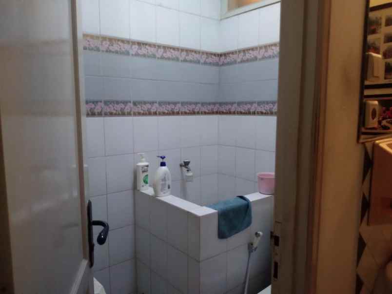 dijual rumah keluarga besar usaha kost 15 pintu