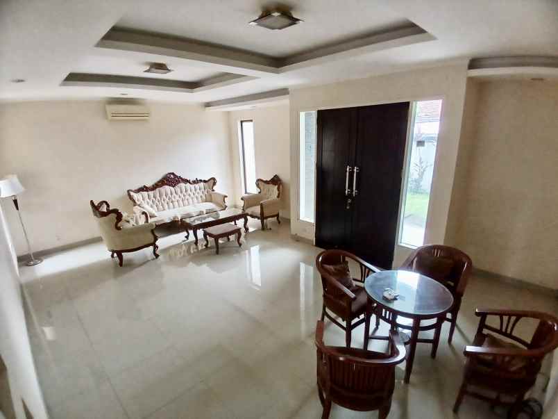 dijual rumah kemang barat