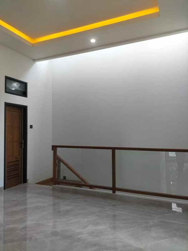 dijual rumah kencana loka