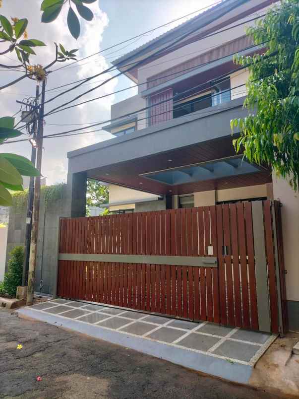 dijual rumah kencana loka