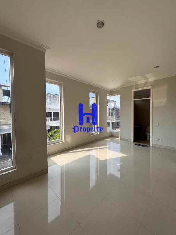 dijual rumah komplek citraland gama