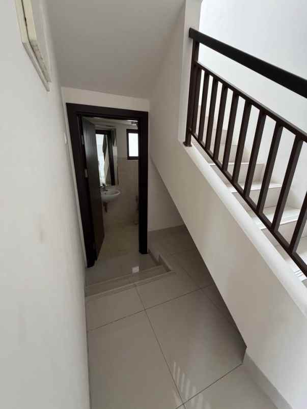 dijual rumah komplek elit podomoro park