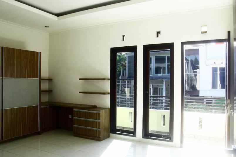 dijual rumah komplek griya cigadung