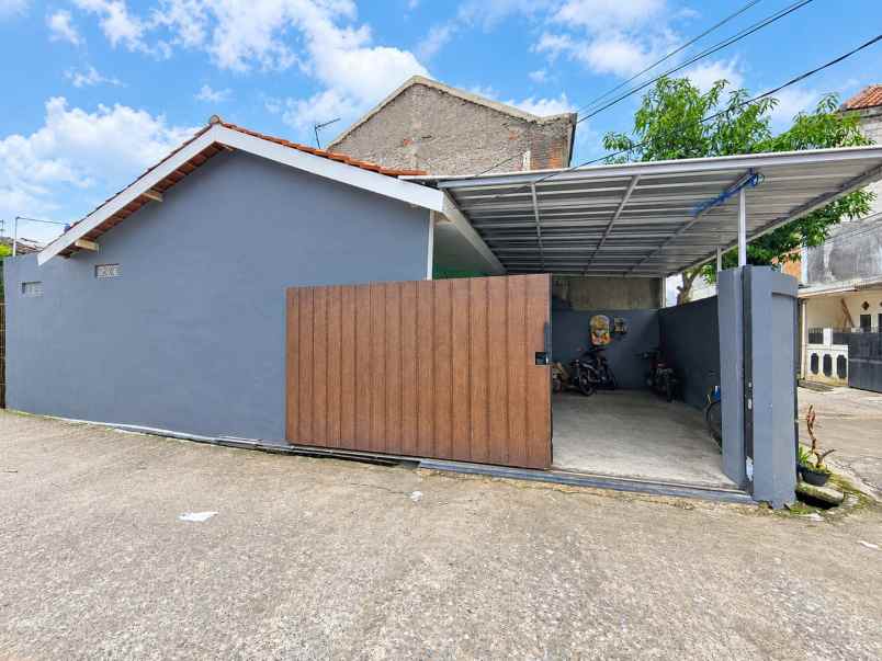 dijual rumah komplek permata biru