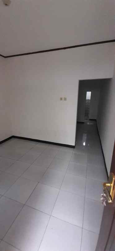 dijual rumah kontrakan 3 pintu