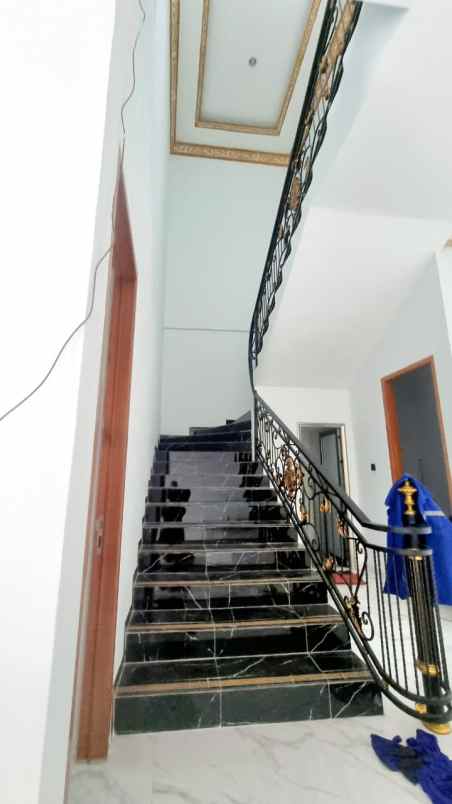 dijual rumah manyar