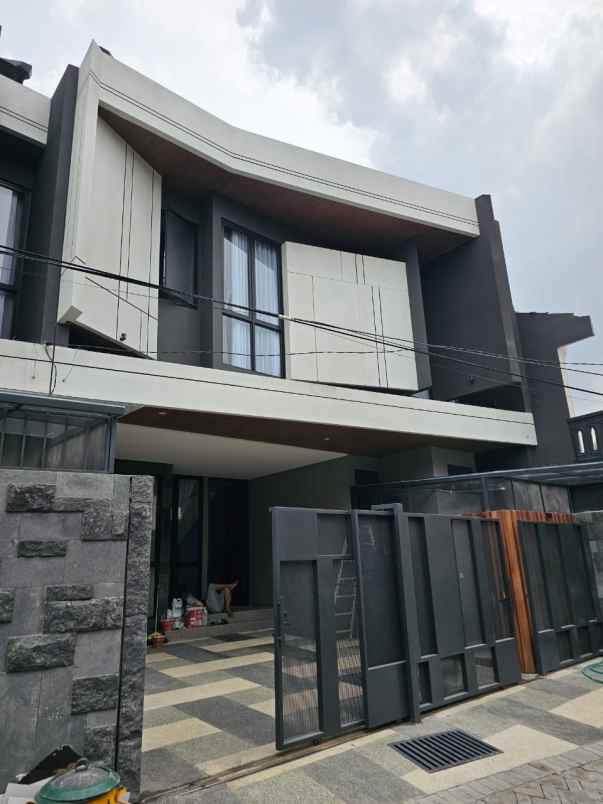 dijual rumah manyar
