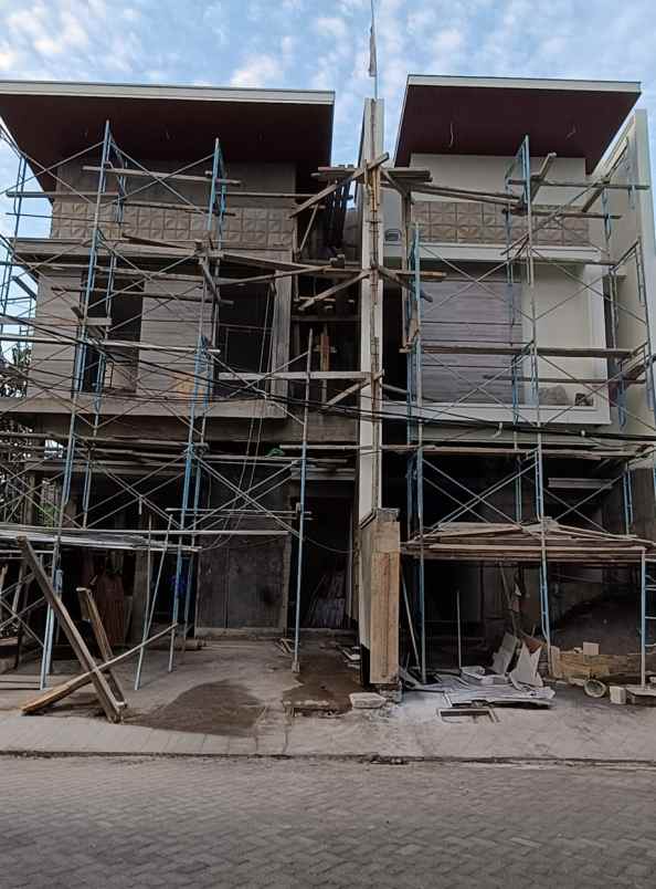 dijual rumah manyar jaya