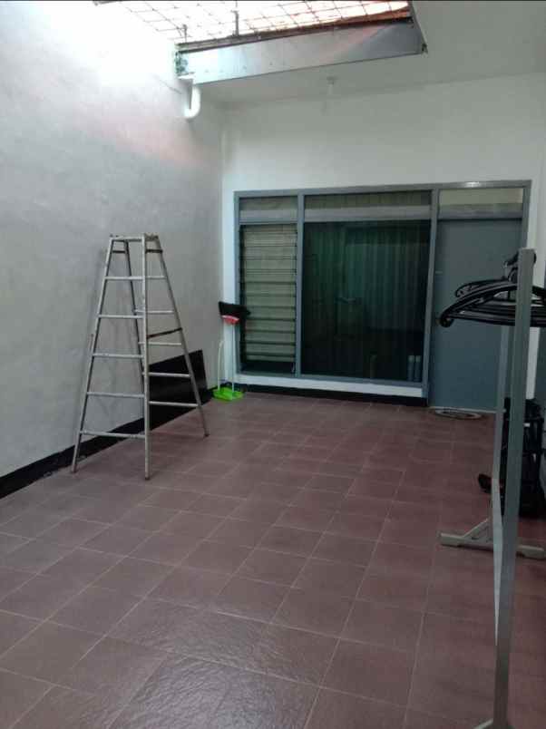 dijual rumah manyar kartika