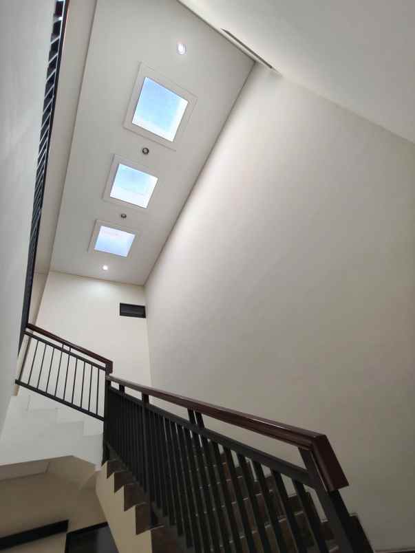 dijual rumah manyar tirto