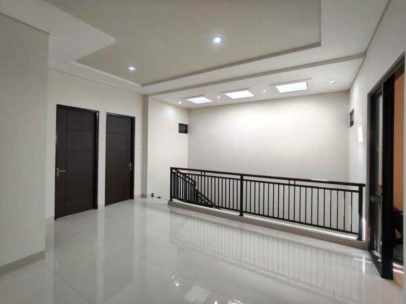 dijual rumah manyar tirto