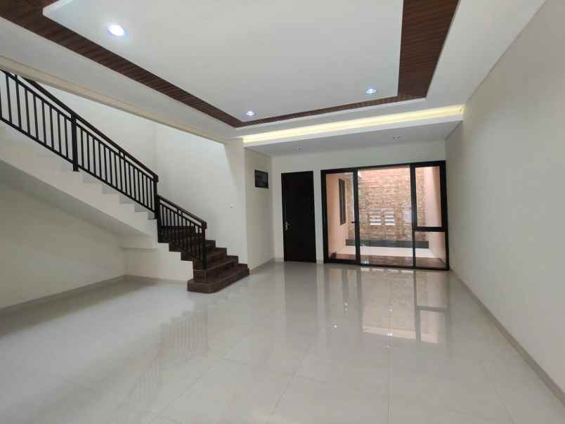 dijual rumah manyar tirto