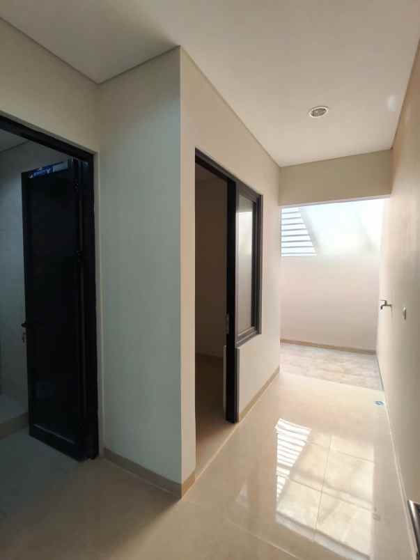 dijual rumah manyar tirto