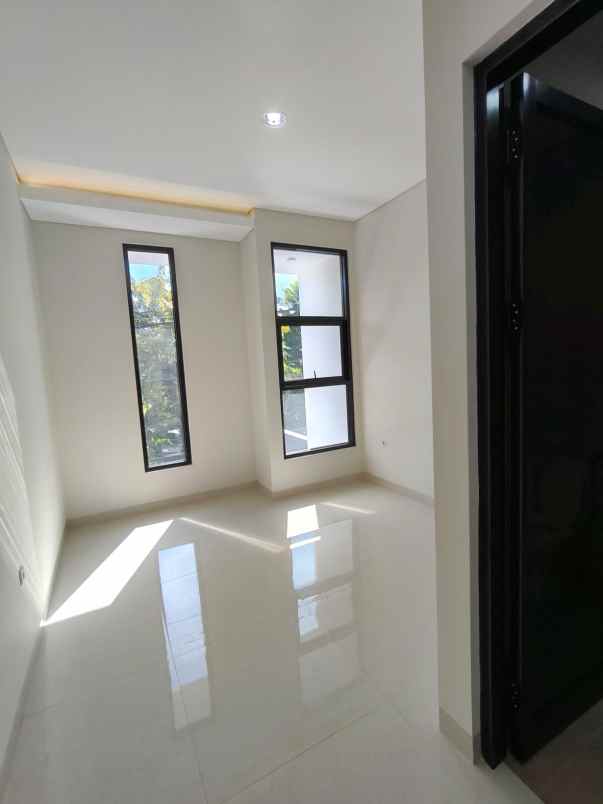 dijual rumah manyar tirto