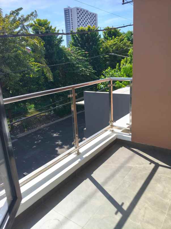 dijual rumah manyar tirto