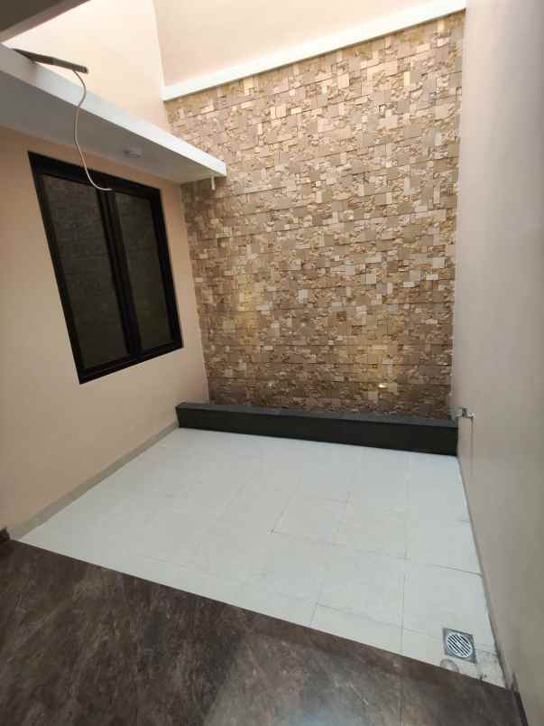 dijual rumah manyar tirto