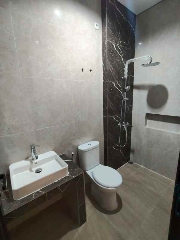 dijual rumah manyar tirto