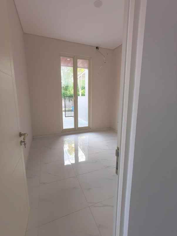 dijual rumah manyar tirtoyoso