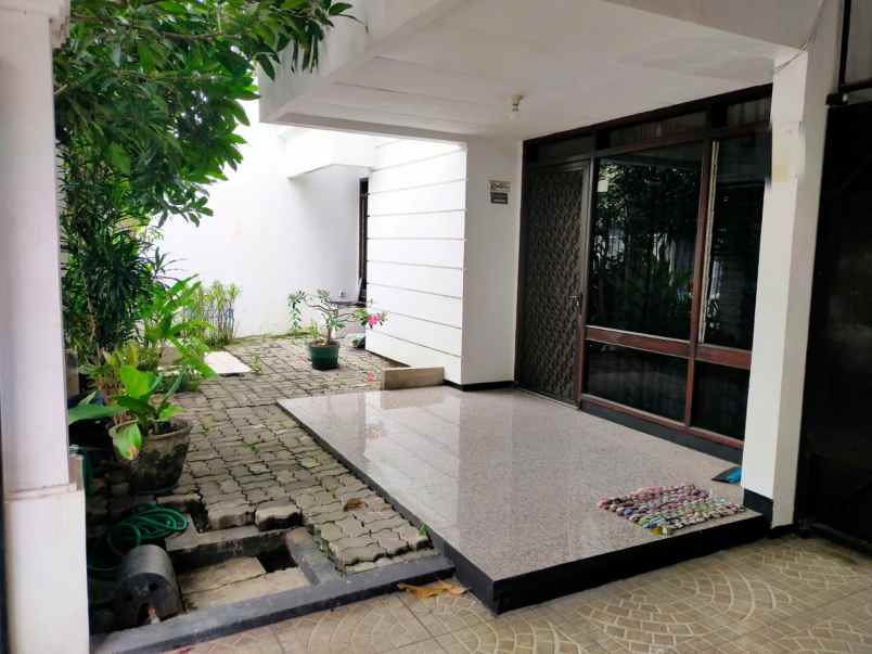 dijual rumah manyar tirtoyoso utara