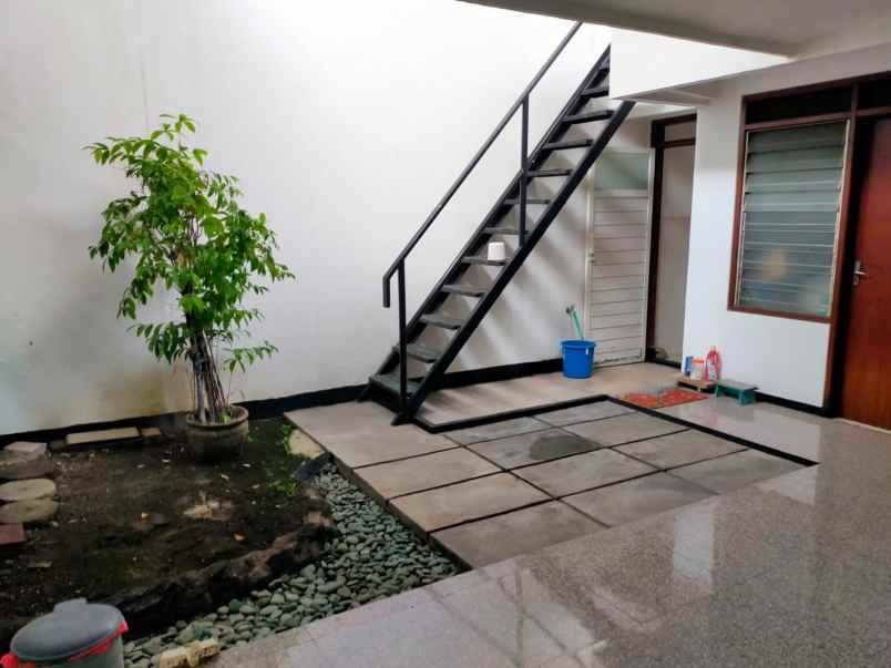 dijual rumah manyar tirtoyoso utara