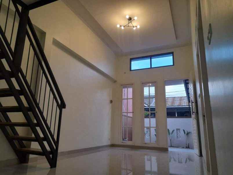 dijual rumah mezazine di villa pamulang