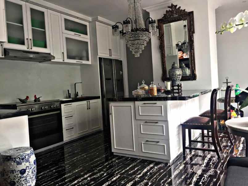 dijual rumah minimlas mewah area kramat jati