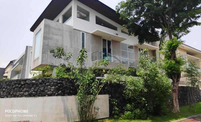 dijual rumah pakuwon city