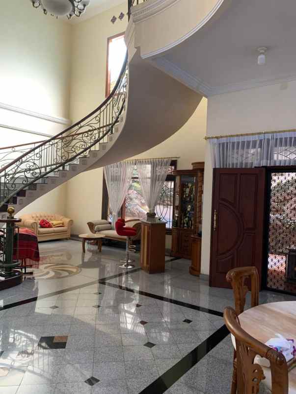 dijual rumah pakuwon city villa royal