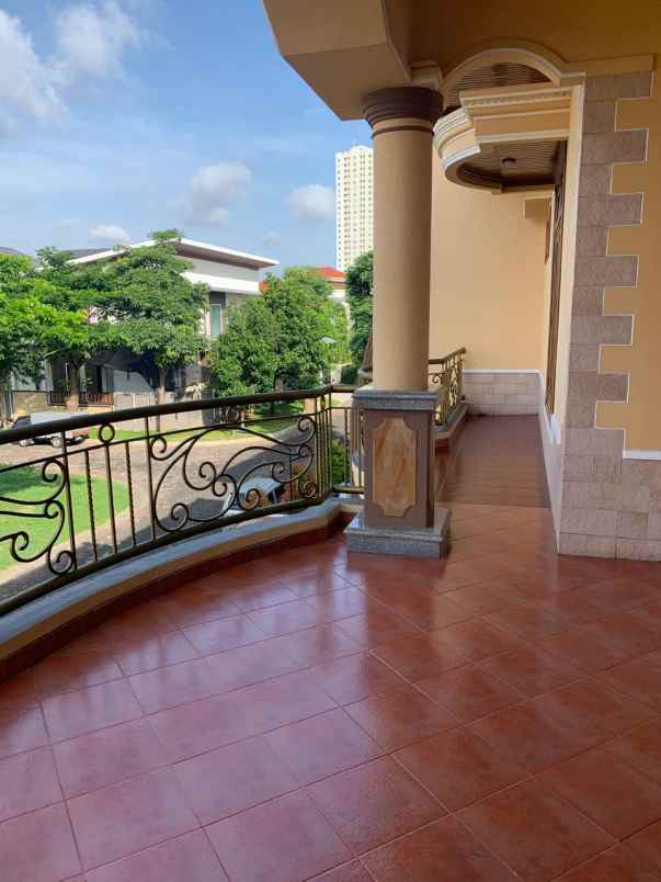 dijual rumah pakuwon city villa royal