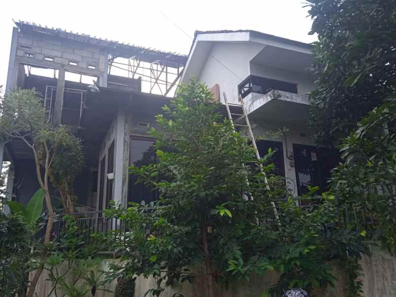 dijual rumah perum villa krista