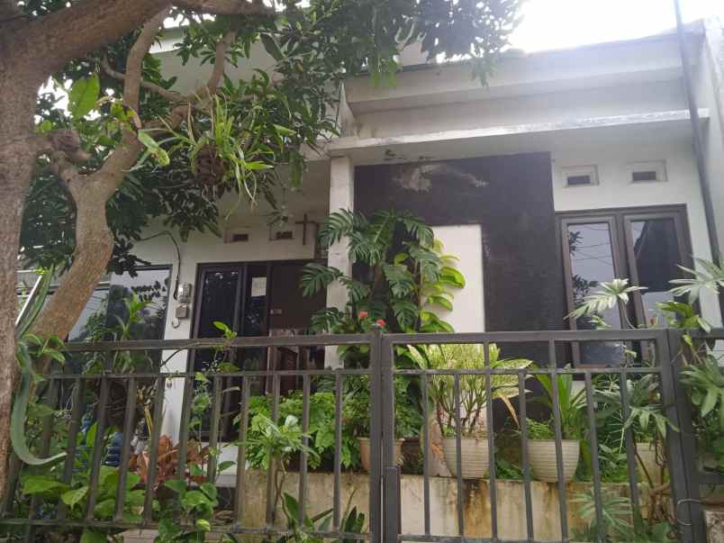 dijual rumah perum villa krista