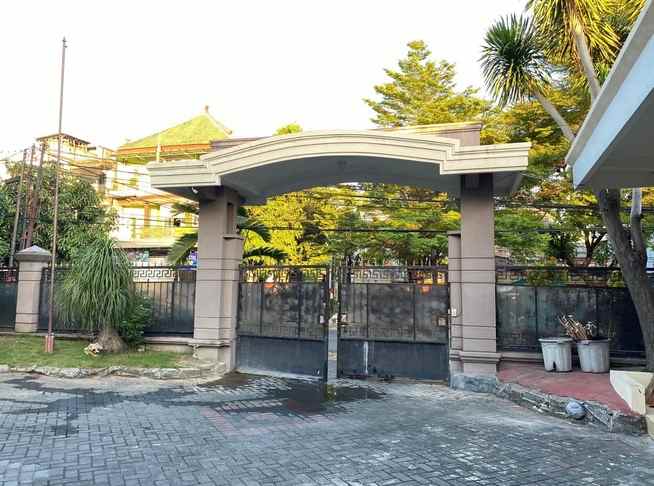 dijual rumah raya darmo permai