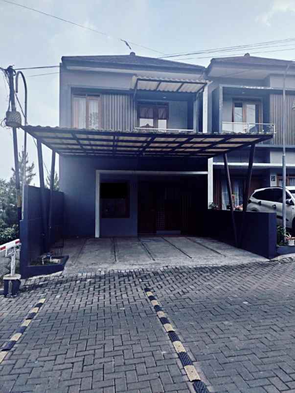 dijual rumah sariwangi