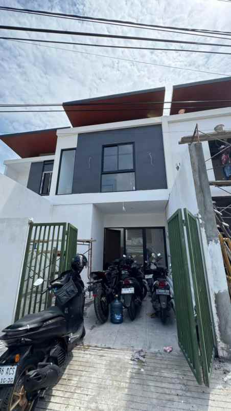 dijual rumah semolowaru