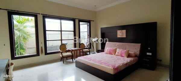 dijual rumah semolowaru