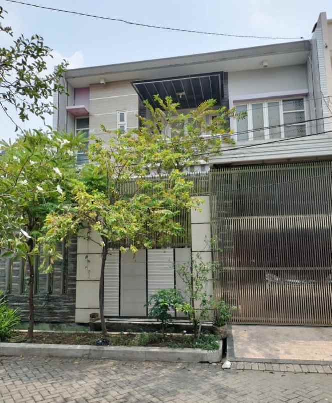 dijual rumah simpang darmo permai selatan