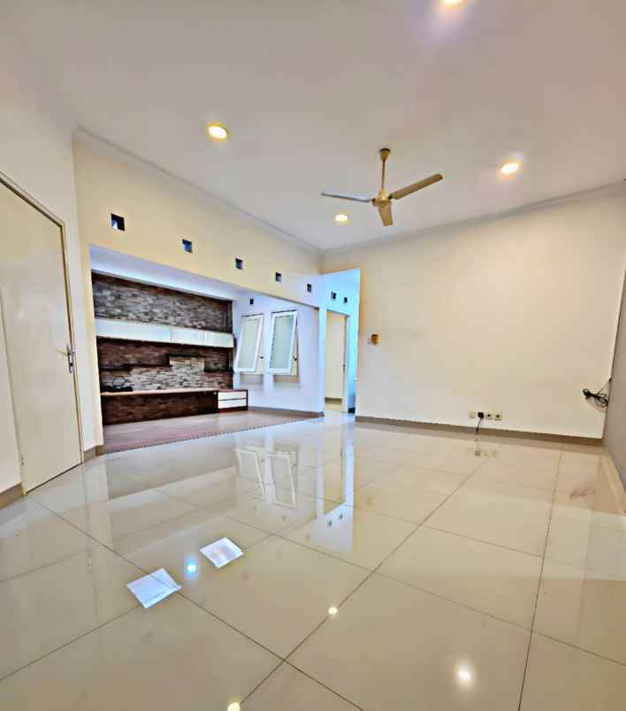 dijual rumah singgasana pradana