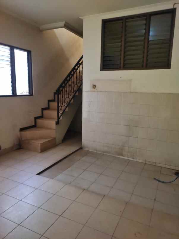 dijual rumah sutorejo