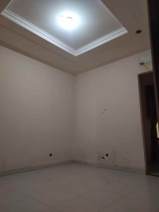 dijual rumah sutorejo