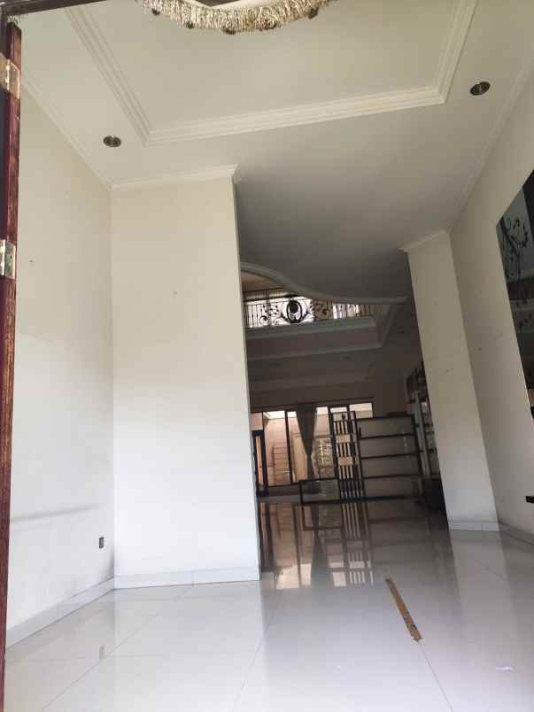 dijual rumah sutorejo