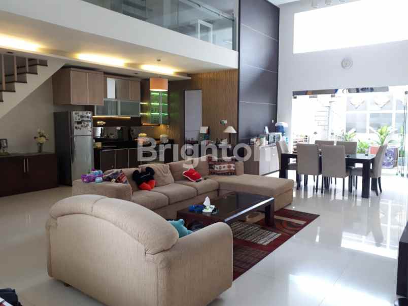 dijual rumah sutorejo