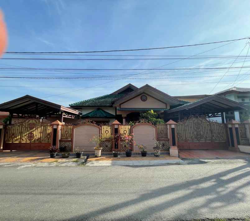 dijual rumah tinggal 2 lantai jl damar 1 medan timur