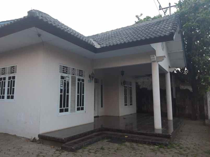 dijual rumah tinggal usaha cafe di karawang timur