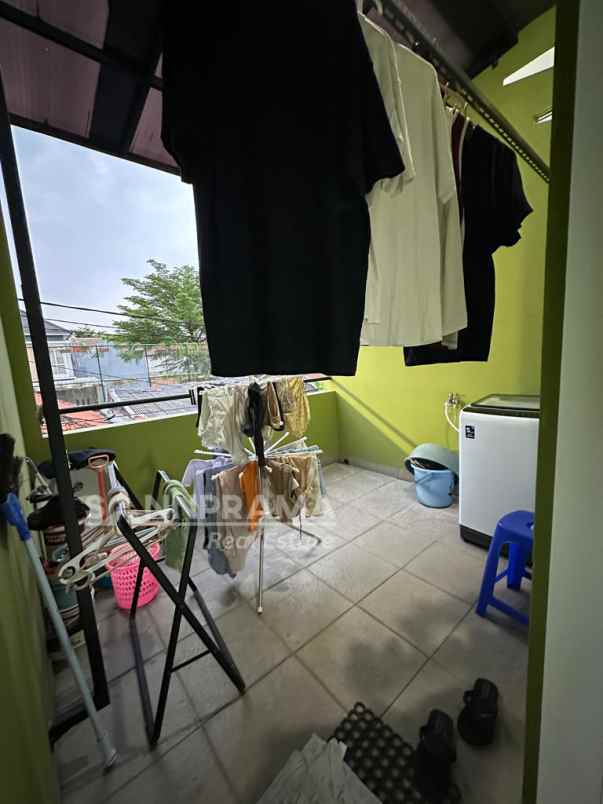 dijual rumah ujung menteng