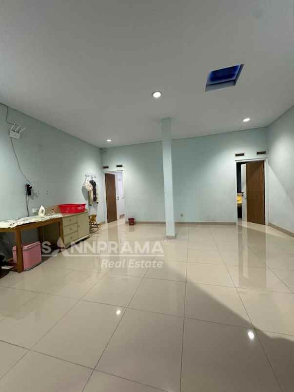 dijual rumah ujung menteng